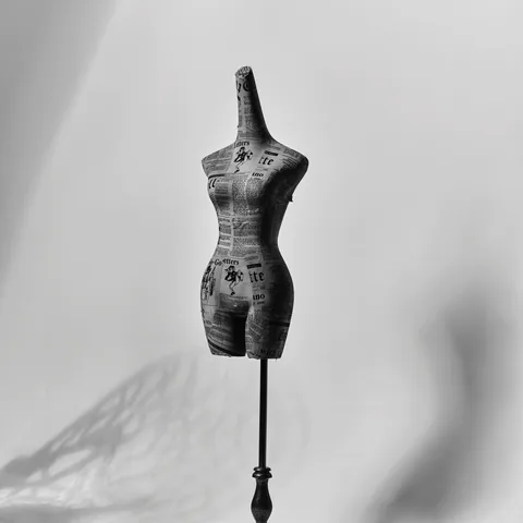Buste de couture posé sur un pied, en noir et blanc