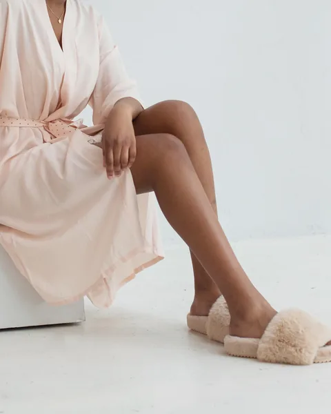 Kimono court en satin rose poudré, porté avec des pantoufles