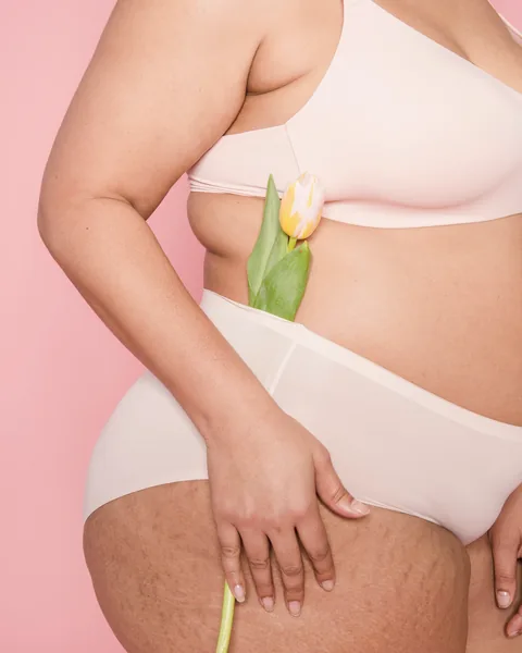 Ensemble sans coutures rose poudré, porté avec une tulipe
